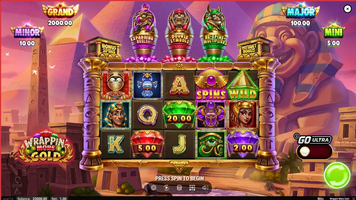 Mumi ramah dalam latar belakang ruang harta karun emas di slot Wrappin’ More Gold